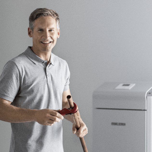 Fachhandwerker mit Wärmepumpe